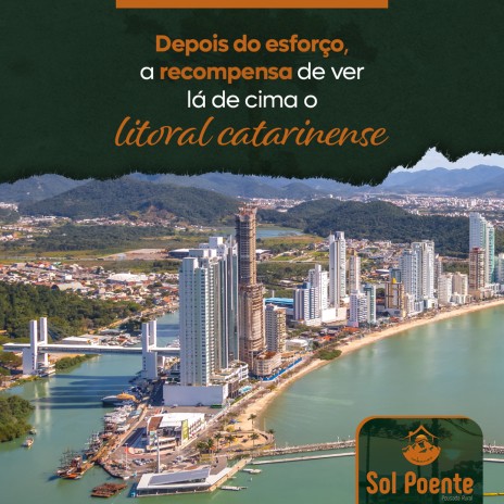 Depois do esforço, a recompensa de ver lá de cima o litoral catarinense